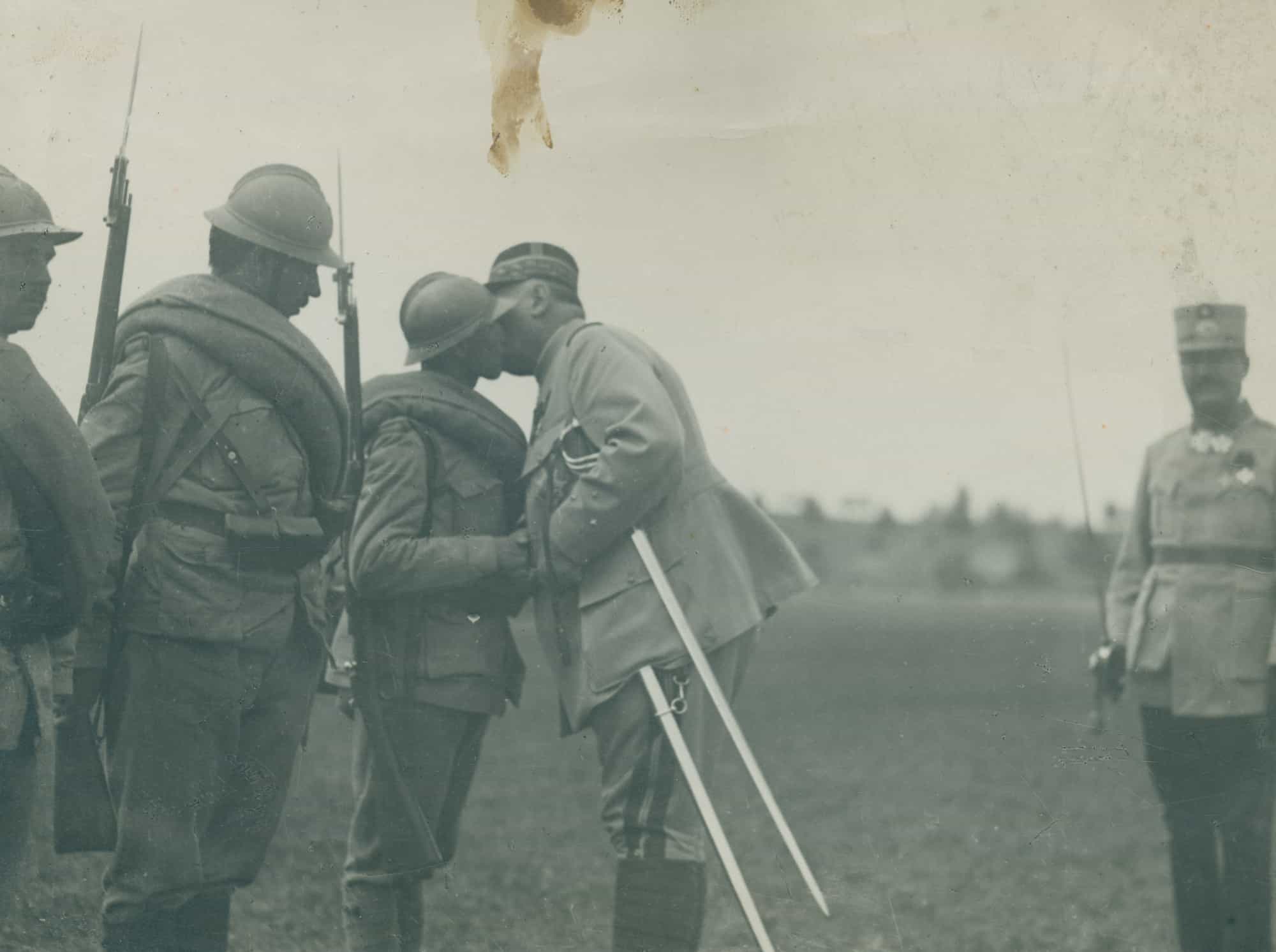 Generalul Berthelot decoreaza un sergent - 19 iunie 1917