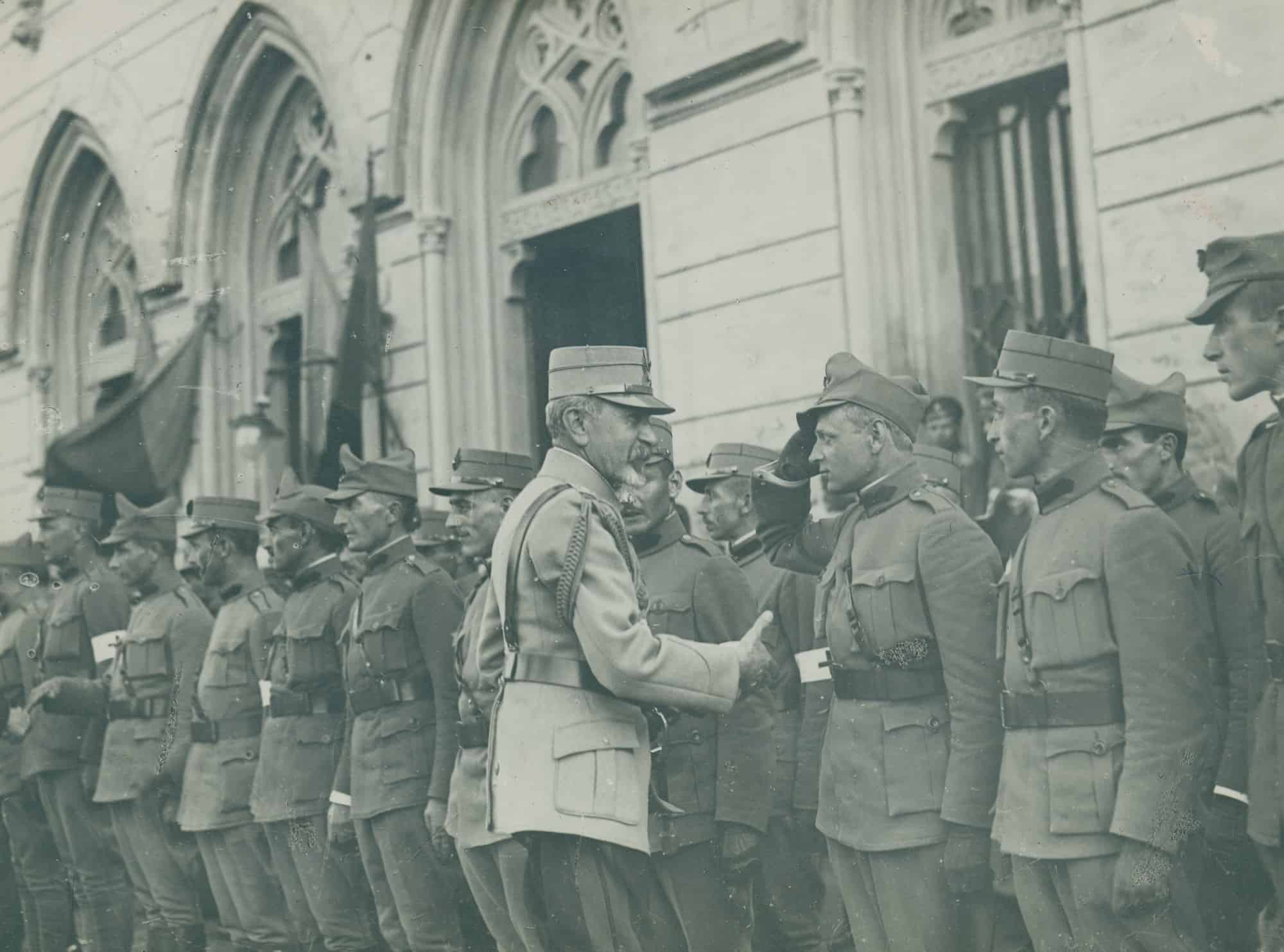 Generalul Prezan saluta ofiterii voluntari Ardeleni - gara Iasi, iunie 1917