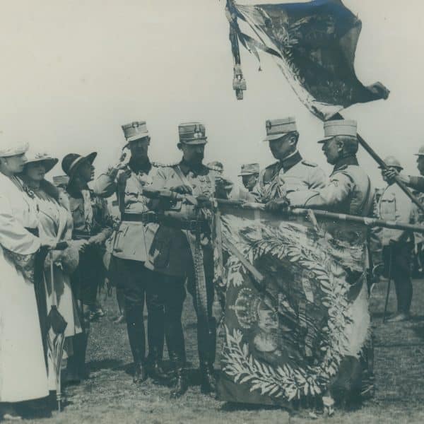 M. S. Regele decoreaza drapelul Regimentului 9 Vanatori cu ordinul Mihai Viteazu cl. III - 29 august 1917
