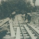 Soldati lucrand la o cale ferata