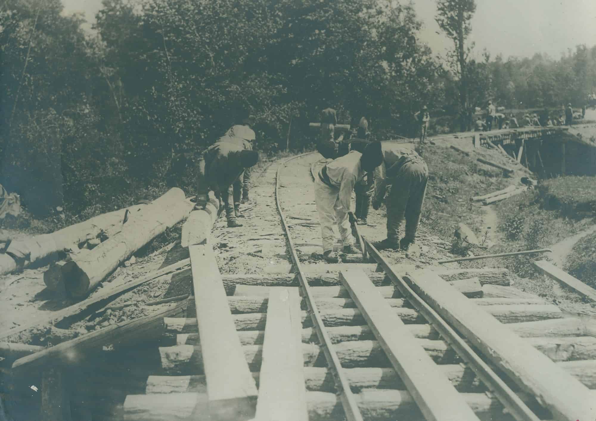 Soldati lucrand la o cale ferata